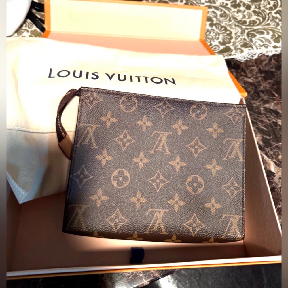 Louis Vuitton Toiletry 19